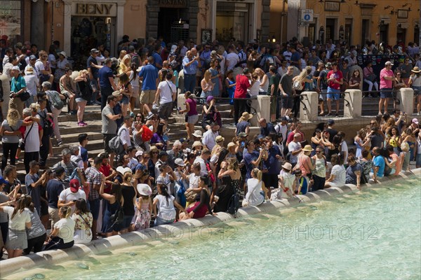 Menschenmenge am Trevi-Brunnen