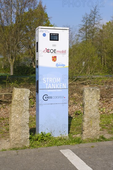 Charging station for electric vehicles