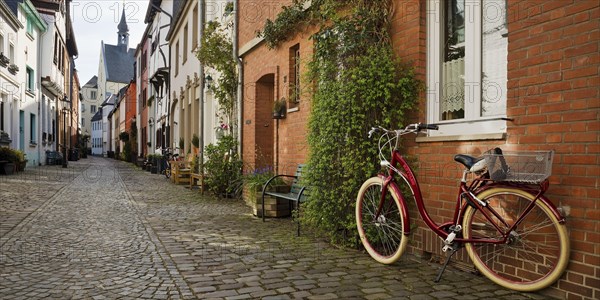 Tiefstrasse with the tower of the Paterskirche