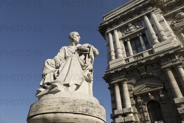 Statue von Licinio Crasso am Palazzo di Giustizia