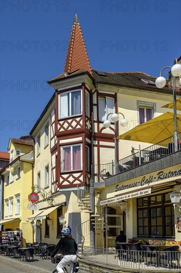 Facade with bay window and turret