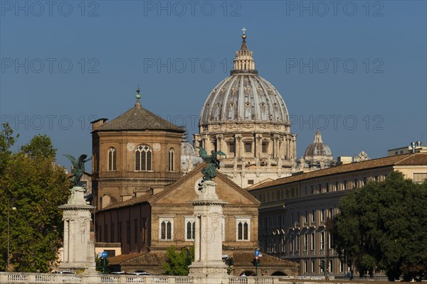 Blick von der Bruecke Ponte Vittorio Emanuele Richtung Petersdom