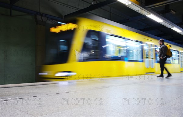 Einfahrende U-Bahn