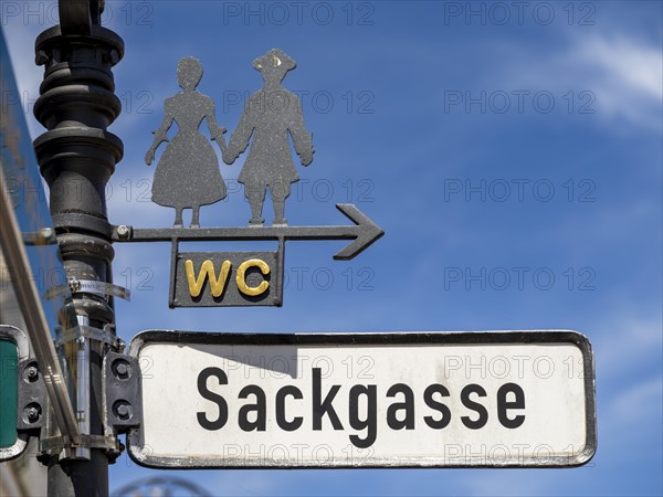 Sign for a WC above the alleyway sign 'Sackgasse'