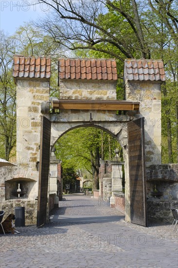 Draught bridge gate