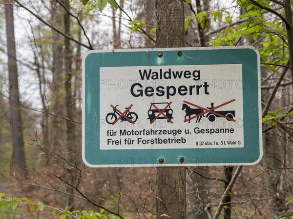 Schild Waldweg gesperrtâ€œ im Naturpark Schoenbuch bei Herrenberg