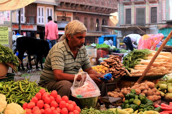 Street scene in the old town of Bikaner