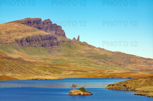 Kleiner Binnensee mit Insel und Gebirgszug mit dem Old Men of Storr