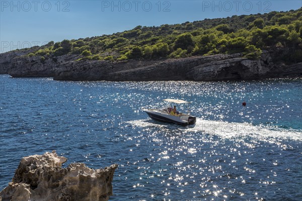 Yacht im glitzerden Wasser