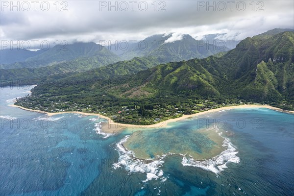 Luftaufnahme der Na Pali Coast und des Haena State Park