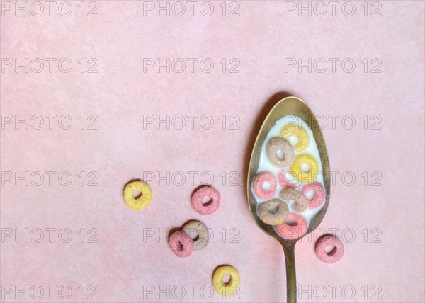 Fruit-flavoured cereal rings in spoon