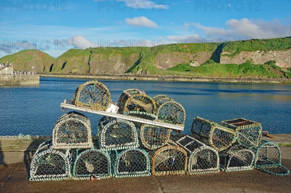 Hummerkaefige liegen im Hafen von Stonehaven