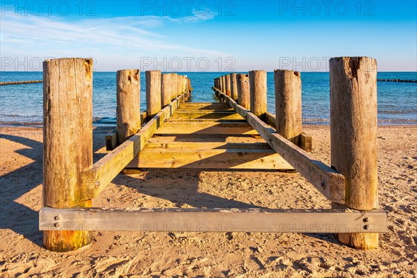 Alter Steg am Strand der Ostsee