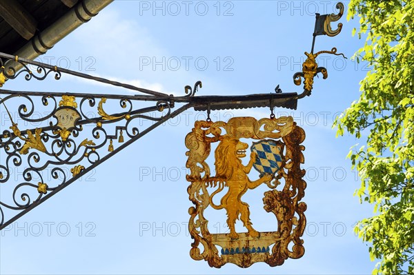 Nose shield with lion figure and Bavarian rhombus coat of arms from 1886