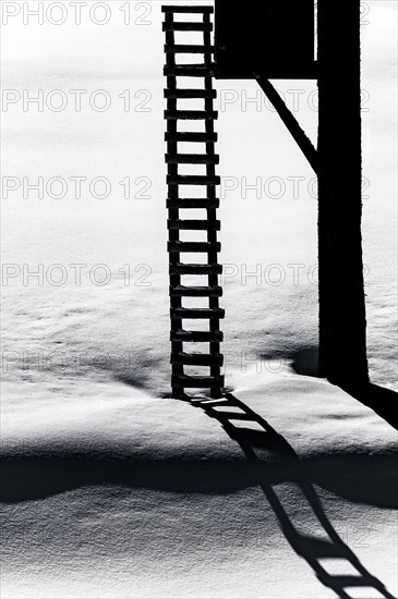 Leiter an Jaegerstand in winterlicher Landschaft