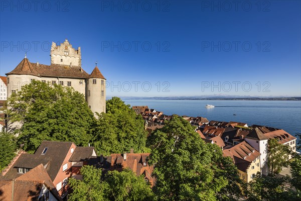 Burg Meersburg und Ausflugsdampfer