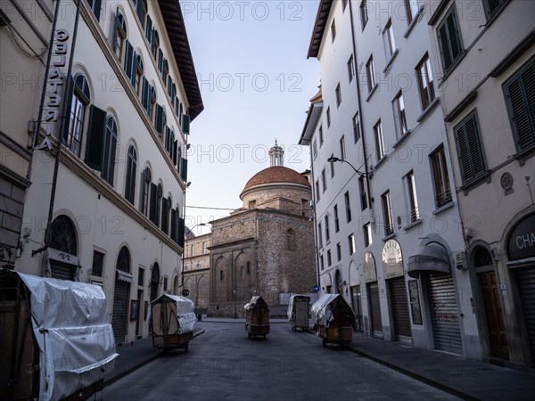 Gasse mit Blick auf die Basilica di San Lorenzo im Morgenlicht