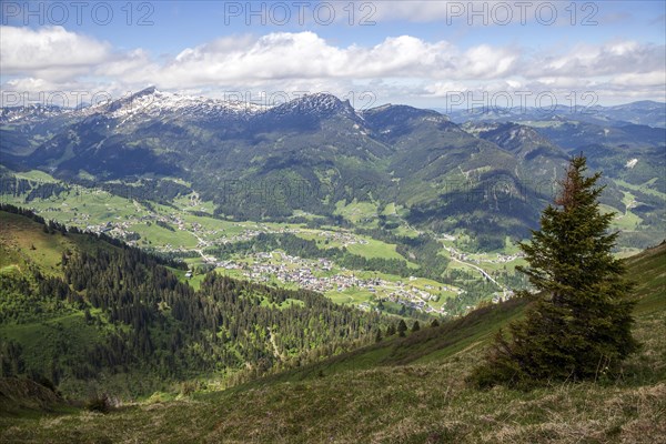 View from Fellhorngrat to Riezlern