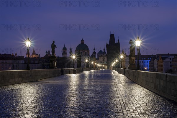 Karlsbruecke mit Altstaedter Brueckenturm und Kreuzherrenkirche