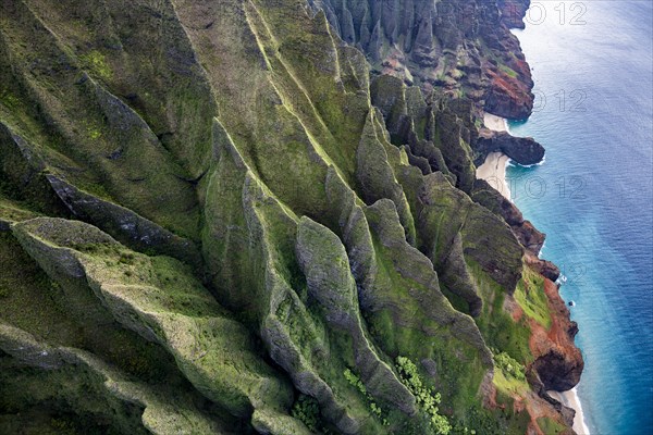 Luftaufnahme der zerkluefteten Na Pali Coast