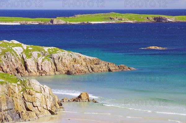 Weiter Sandstrand und Felsen oestlich von Durness