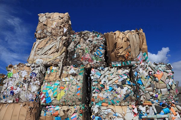 Altpapierballen in einem Recyclingbetrieb