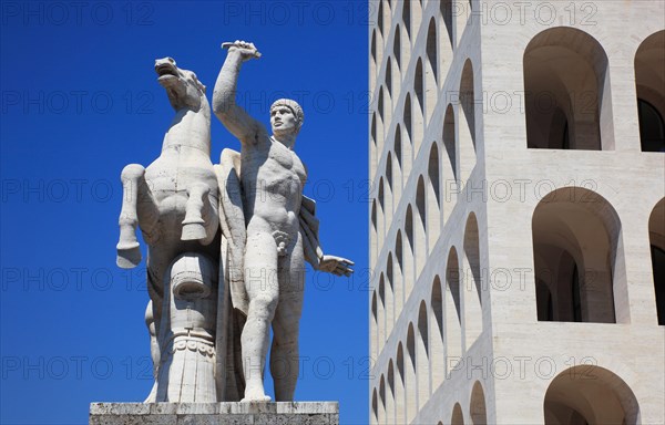 Statue am Palazzo della Civilta Italiana