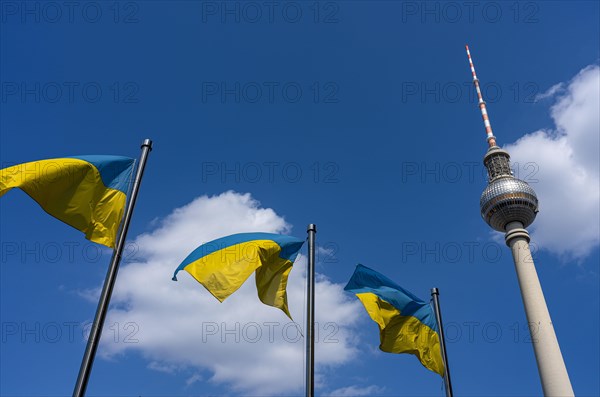 Die Ukrainische Nationalflagge vor dem Berliner Fernsehturm am Alexanderplatz