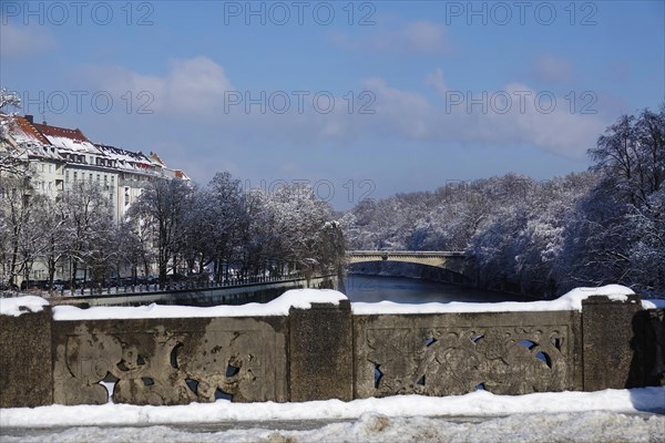 View from the Maximiliansbruecke to the north on the Isar and the Luitpoldbruecke