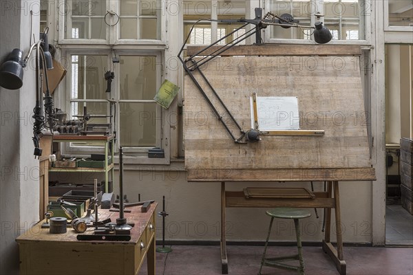 Konstruktionsbrett in einer ehemaligen Ventilfabrik