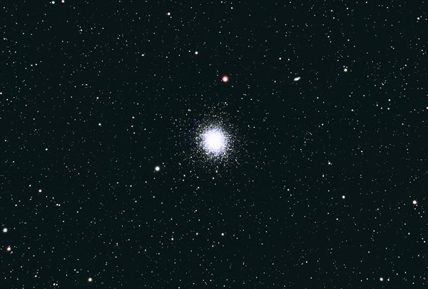 Sehr heller Kugelsternhaufen M13 im Sternbild Herkules