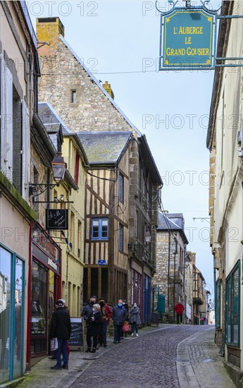 Queue in front of a bakery in Grande Rue
