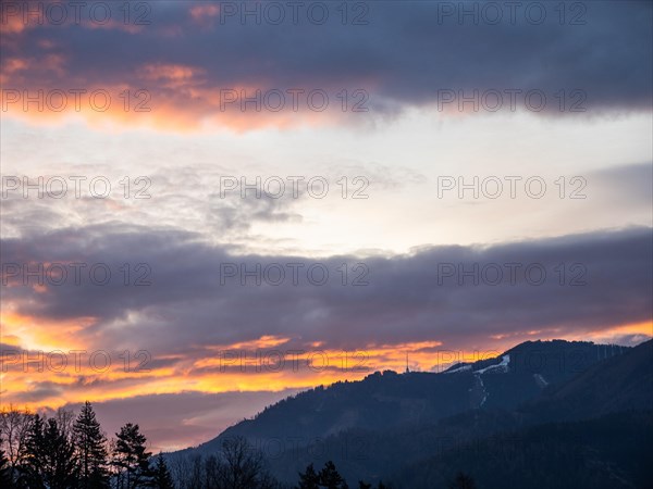 Wolken im Morgenrot bei Sonnenaufgang