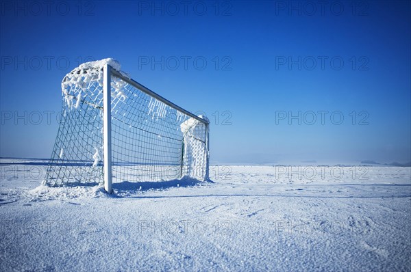 Fussballplatz mit verschneitem Fussballtor