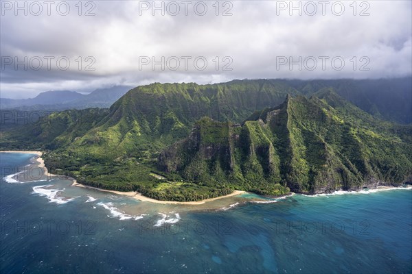 Luftaufnahme der Na Pali Coast und des Haena State Park