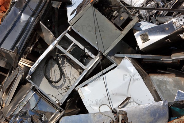 Metallabfaelle gewerblicher Art auf einer Schrotthalde in einem Recyclingbetrieb