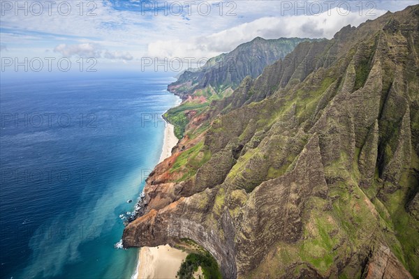 Luftaufnahme der zerkluefteten Na Pali Coast