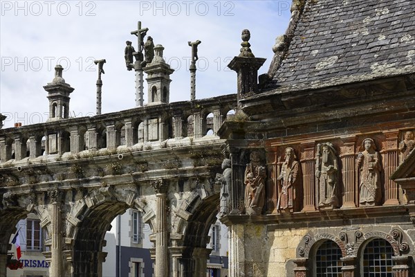 Arc de Triomphe Triumphal Arch and Ossuaire Ossuary with statues of the Apostles