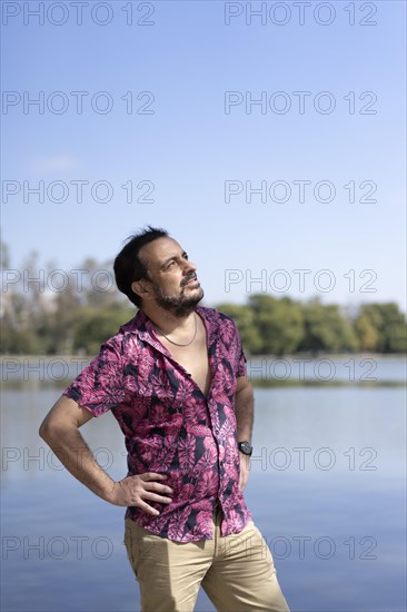 Bearded mature man wearing a fuchsia shirt