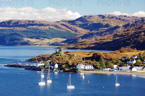 Bucht mit Segelbooten und dem kleinen Ort Kyle of Lochalsh