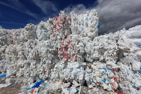 Ballen mit Plastikfolien fuer das Kunststoffrecycling in einem Recyclingbetrieb