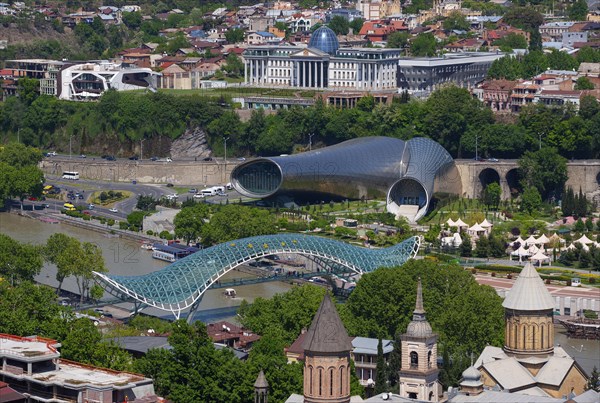 Blick zum Rike Park mit Ausstellung und Konzerthalle und zum Praesidentenpalast mit Friedensbruecke