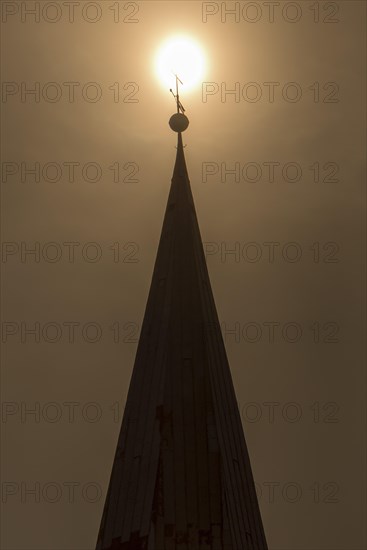 Johannisturm mit Sonne im Saharastaub im Maerz 2022