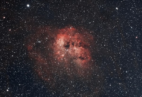 Emissionsnebel IC410 mit einem eingebetteten offenen Sternhaufen