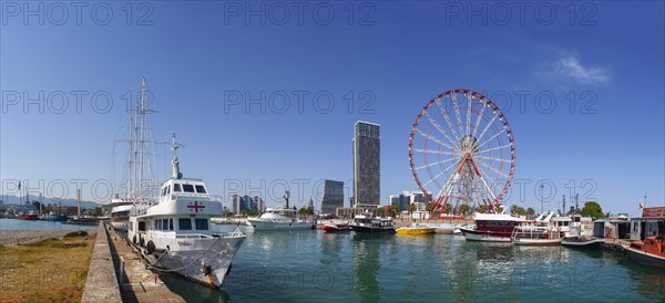 Riesenrad im Miracle Park mit Jachthafen