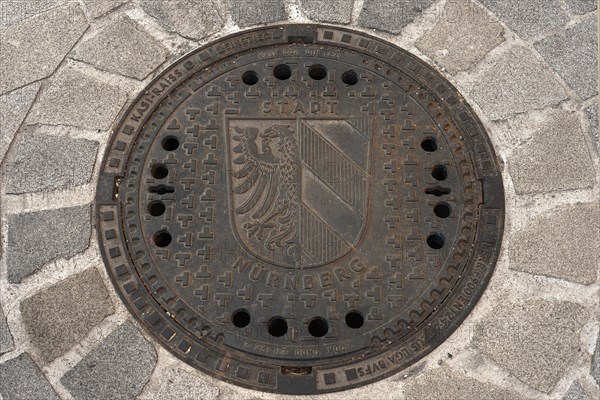 Stadtwappen auf einem Staedtischen Kanaldeckel