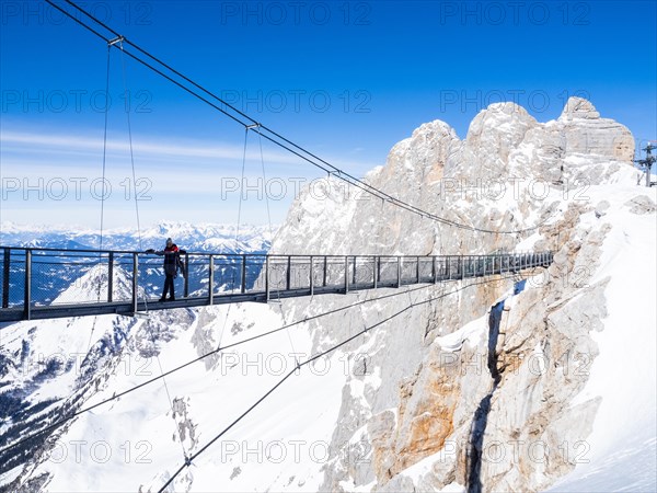 Blauer Himmel ueber alpiner Winterlandschaft