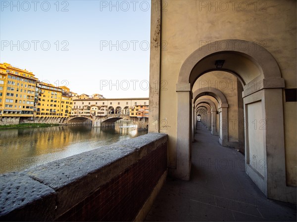 Bogengang und Ponte Vecchio
