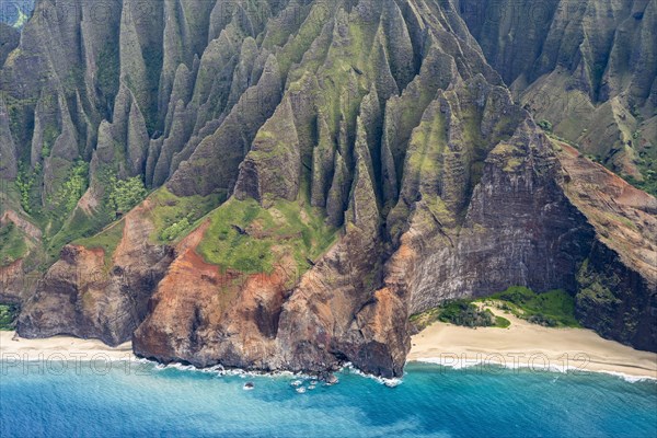 Luftaufnahme der zerkluefteten Na Pali Coast