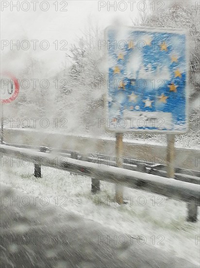 Grenzschild Italien im Schneesturm
